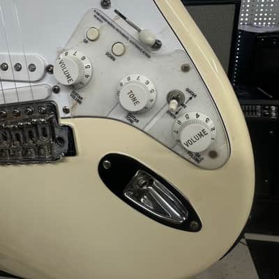 Fender Standard Roland Ready Stratocaster 2006 - 2012 - Arctic White image 8