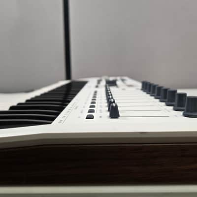 Arturia KeyLab 61 MkII MIDI Controller White image 6