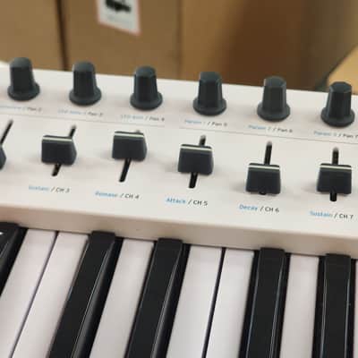 Arturia KeyLab Essential 49 MIDI Controller 2017 - Present - White imagen 4