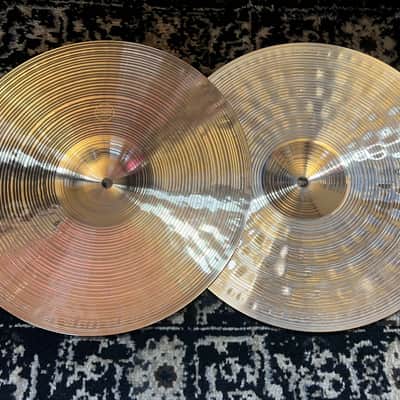Paiste 14" Signature Medium Hi-Hat Cymbals (Pair) - Traditional image 3