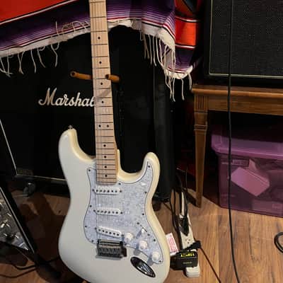 Squier Deluxe Stratocaster 2007 - 2018 - Pearl White Metallic image 4