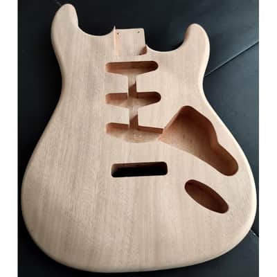 Mahogany light 2 pieces Body Stratocaster Style less than 1.7kilos (-3,75lb), Un image 10