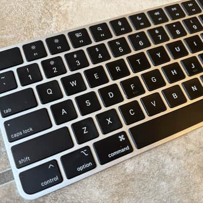 Magic Keyboard with Touch ID and Numeric Keypad for Mac models with Apple silicon - US English - Black Keys image 6