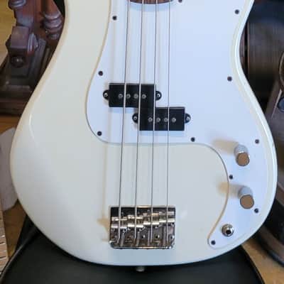 Peavey International Milestone II 4-String Bass Guitar image 1
