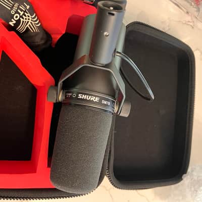 Shure SM7B with Fethead and Case Cardioid Dynamic Microphone 2001 - Present - Black image 5