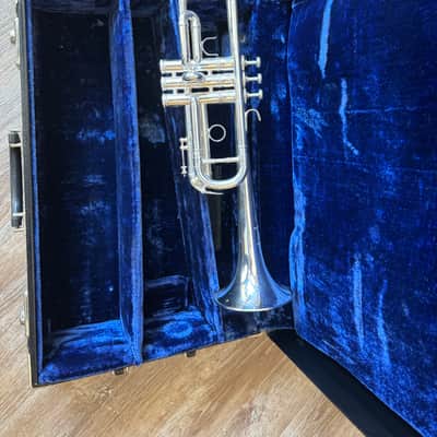 Benge Los Angeles C trumpet w/Benge triple case MLP (medium large plus); .464 bore; SN 8739; manufacture year-1972; Silver plating image 2