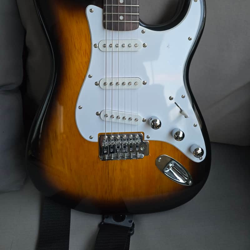 2010 – 2018 Squier Bullet Stratocaster with Tremolo and Rosewo…