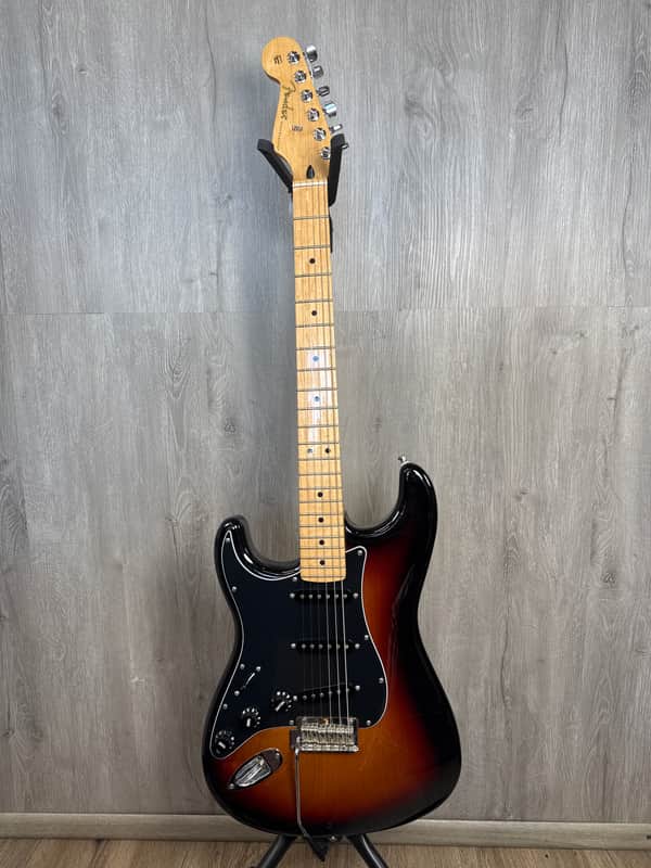 Fender Player Stratocaster with Maple Fretboard 2018 - 2024 - 3-Color Sunburst image 1