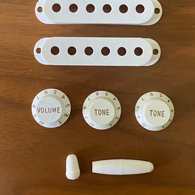 Fender Stratocaster Mid-90s - White Pickguard, Pickup Covers, Knobs, Switch and Trem Tips image 4