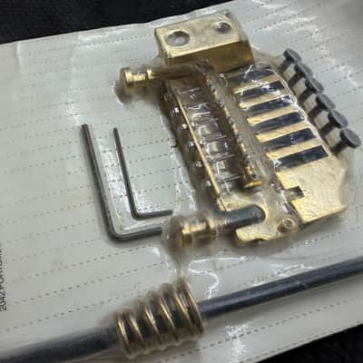 Allparts Wrap Around Bridge with Spring Tremolo 90s - Gold image 3