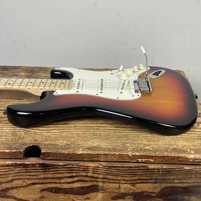 Fender American Series VG Stratocaster with Maple Fretboard 2007 - 2009 - 3-Color Sunburst image 11