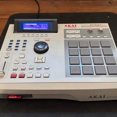 Akai MPC2000XL NEW SCREEN ORIGINAL BOX CF 8 OUTS ORIGINAL MANUAL MAX RAM image 6
