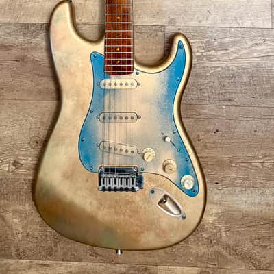 Custom Gold Finish Stratocaster + Fender Bag &amp; Strap
