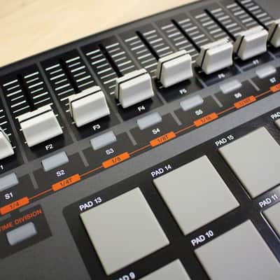 AKAI Professional MPD32 USB/Midi MPC Drum Pad Controller Unit - With USB Cable & Disc Bild 9