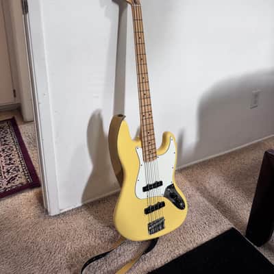 Fender Jazz Bass 2022 - Buttermilk with case image 1