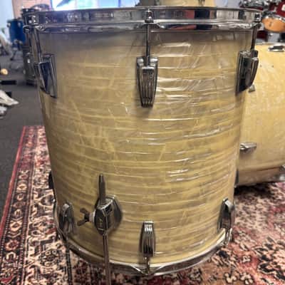 Ludwig No. 980 Super Classic Outfit 9x13 / 16x16 / 14x22" Drum Set (3-Ply) with Pointed Blue/Olive Badges 1969 - 1976 - White Marine Pearl image 17