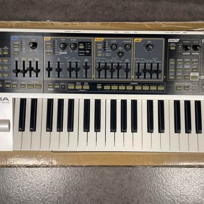 Roland SH-01 GAIA 37-Key Digital Synthesizer 2010 - 2012 - White image 1