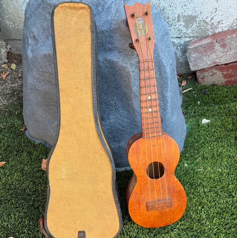 Leonardo Nunes Soprano ukulele 1900s - With original canvas case image 1