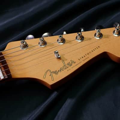 Fender Vintera '60s Stratocaster with Pau Ferro Fretboard 2019 - Present - 3-Color Sunburst image 2