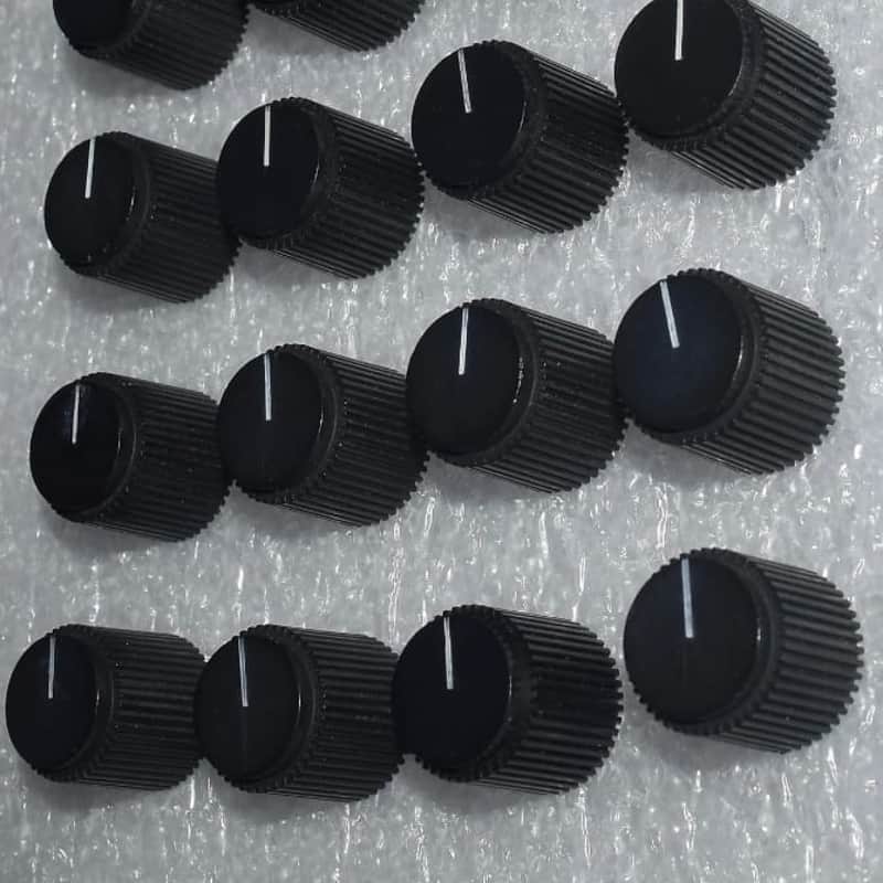 1982 – 1985 Sequential Prophet 600 61-Key 6-Voice Polyphonic S…