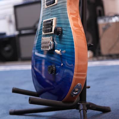 PRS SE Custom 24 2024 - Blue Fade image 4