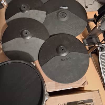 Alesis 15 piece drum and cymbal lot. image 4