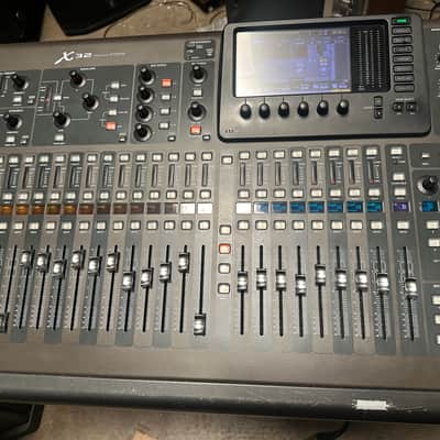 Behringer X32 digital mixer image 2