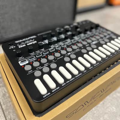 Sonicware Liven 8bit Warps 27-Key Synthesizer Groovebox image 4