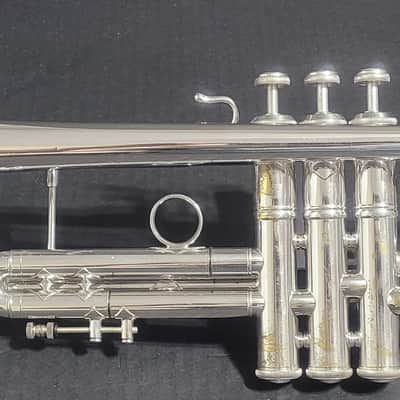 Bach Stradivarius 37 Bell Trumpet, 1 Mouthpiece &2 handle hardwood case & Key 1975-1979 - Silver plated image 2
