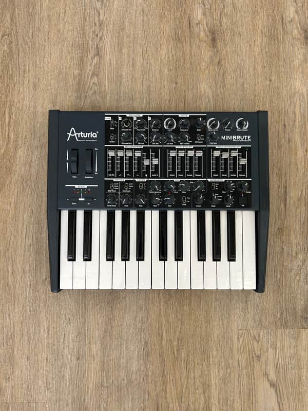 Arturia MiniBrute 25-Key Synthesizer 2012 - 2018 - Black image 1