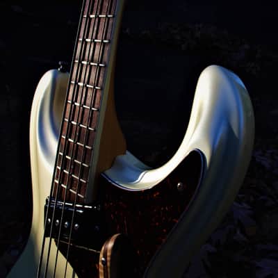 Mosrite VENTURES Bass 1991 White Pearl. The last guitar built by Semie Moseley. RAREST. Only one image 4