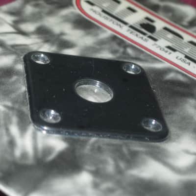 new in package Allparts AP-0633-023 Black Plastic Square Jackplate for Les Paul (this item is packaged by the manufacturer WITHOUT the screws - but I AM including screws), Allparts AP-0633-023 Black Plastic Square Jack Plate image 3