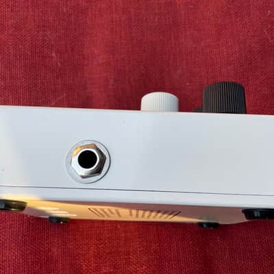 Electro-Harmonix String9 String Ensemble 2022 - Present - White / Brown Graphic image 2
