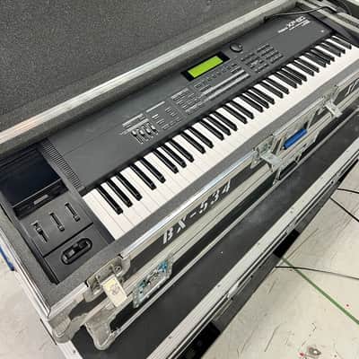 Roland XP-80 76-Key 64-Voice Music Workstation Keyboard 1999 - 2004 - Black