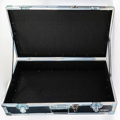 Roadie Utility Road Case / Hardshell Travel Case - 28.5" x 16" x 5" - Black image 4