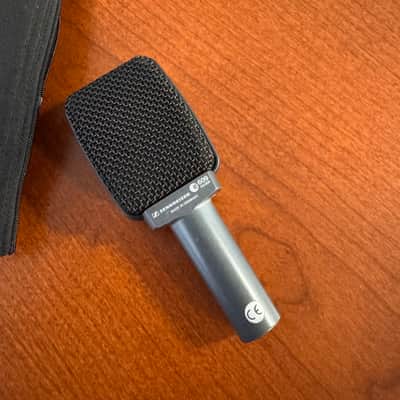 Sennheiser Sennheiser e609 Silver Dynamic Guitar Amp / Instrument Microphone w/ Pouch 2020 - Present - Silver/black image 3