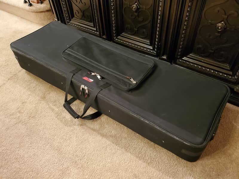 LARGE GATOR KEYBOARD/SYNTHESIZER TRAVEL CARRYING CASE W/WHEELS image 1