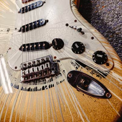 Fender FSR "Splattercaster" Standard Splatter Stratocaster with Rosewood Fretboard 2003 - 2004 - Olympic White, Aztec Gold, and Inca Silver Swirl over Black image 7
