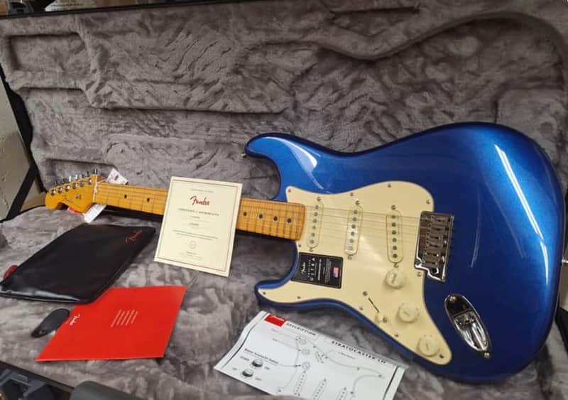 Fender American Ultra Stratocaster Left-Handed with Maple Fretboard 2021 - Present Cobra Blue