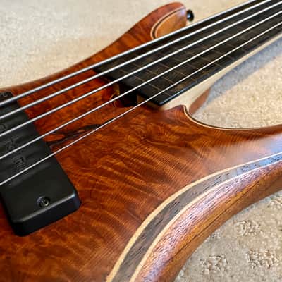 Immagine Roscoe LG Rustic Redwood Flamed Burl Fretless 5 string bass guitar *Gorgeous instrument* w/case - 5