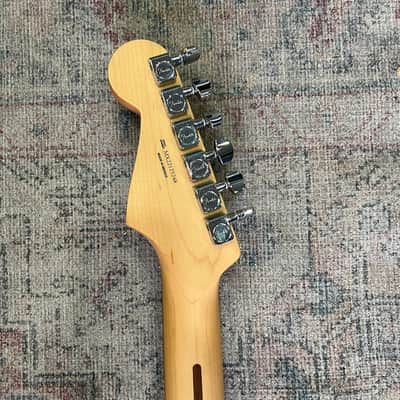 Fender Stratocaster 2022 - 3-Tone Sunburst image 10