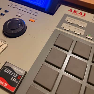 Akai MPC2000XL ORIGINAL BOX +NEW BLUE screen+ 8outs + CF + EB16 + original manual image 6