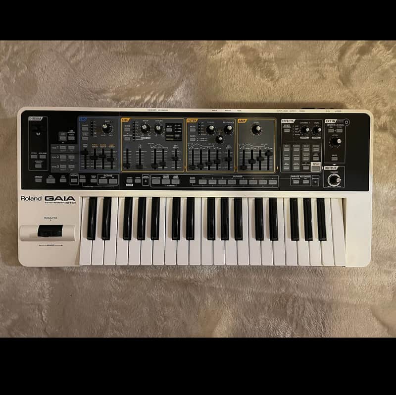 Roland SH-01 GAIA 37-Key Digital Synthesizer 2010 - 2012 - White image 1