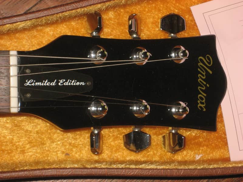 Univox Limited Edition, 2 pickup model in OHSC, Les Paul Jr style