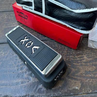 VOX V847-A Wah Wah * play that legendary '60/'70s vintage wah tone! Like new from our showroom * comes with the original black vinyl bag * list price=98€ * buy it for Beyers Best Price! image 2