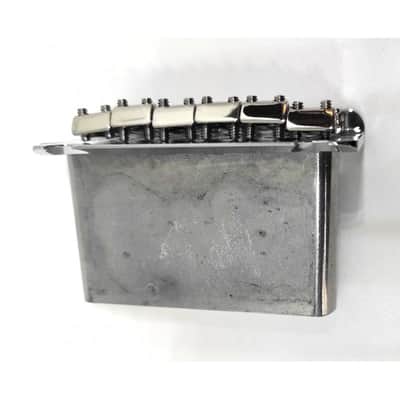 Fender® Deluxe Series Stratocaster Chrome Tremolo bridge assembly (two-point) 09 image 13