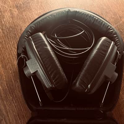 Beyerdynamic DT 150 with case image 2