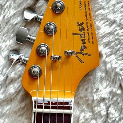 Fender Kurt Cobain Jaguar® Right-Handed, Rosewood Fingerboard, 3-Color Sunburst image 7