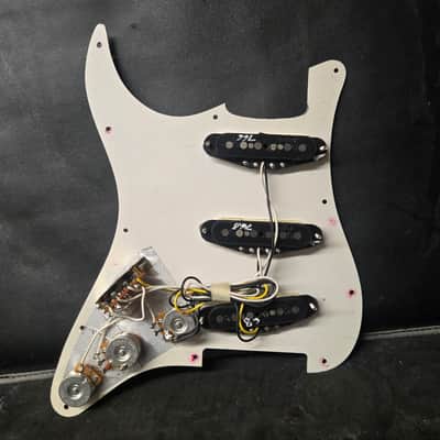 Fender Noiseless Stratocaster Pre Wired Pickguard - White/White image 2