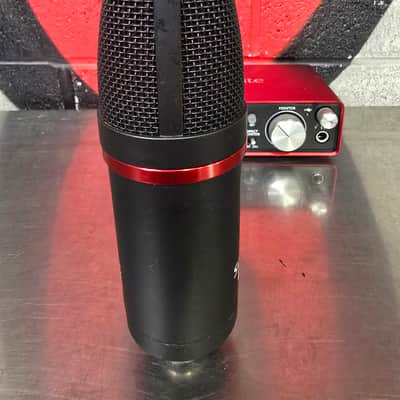 Focusrite Scarlett 2i2 2nd Gen Studio Bundle with Headphones, Mic and Cable 2016 - 2018 - Black/Red image 10